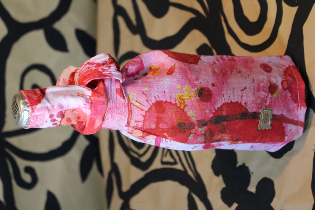 „Summer-Boho“ ein wunderbar leicht luftiges Sekt-Flaschenkleid aus Sommerkrepp im roten Boho-Style mit Schalkragen.